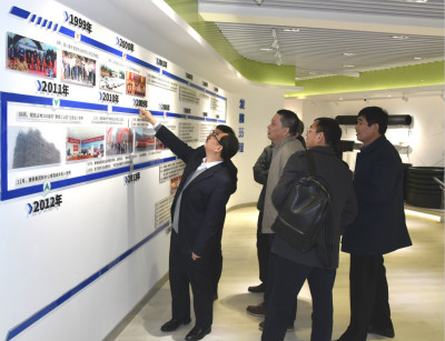 参观小3.jpg 参观小3.jpg