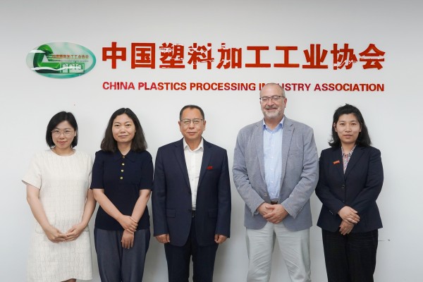 合影_副本.jpg 合影_副本.jpg